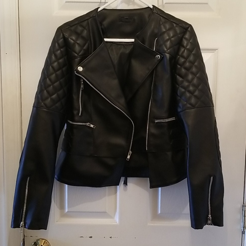 Women's Leather Jacket New without tags. STUNNING!